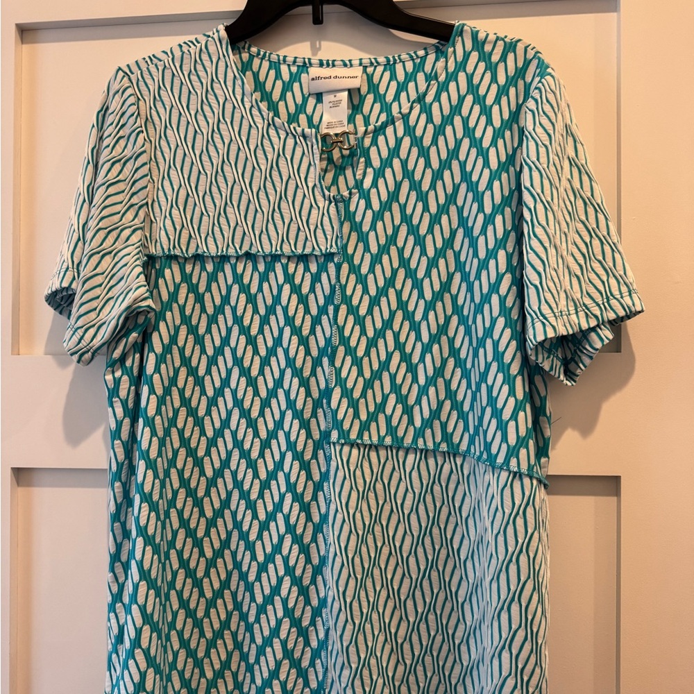 Beautiful Alfred Dunner blouse in great condition! 
Teal & white size medium